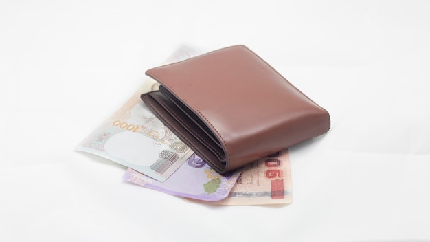 Photo vue rapprochée du portefeuille et du papier-monnaie sur fond blanc