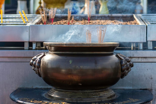 Vue rapprochée du pot dans le temple