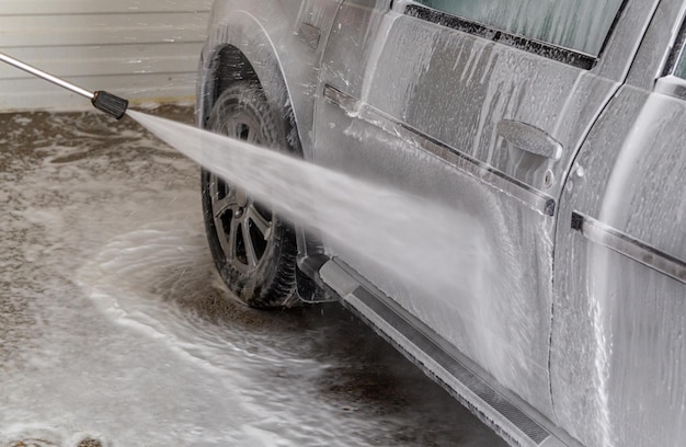 Une vue rapprochée du processus de lavage de voiture humide à l'intérieur