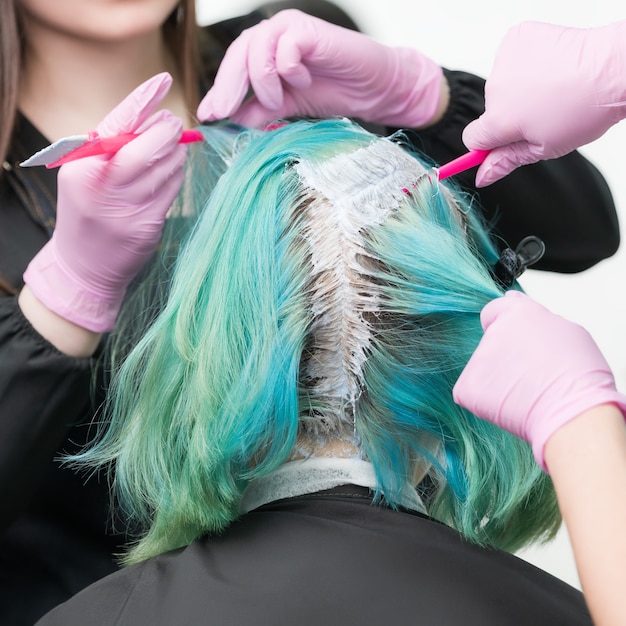 Vue rapprochée du processus de teinture capillaire dans un salon de beauté professionnel