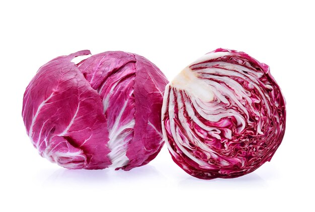 Vue rapprochée du radicchio sur fond blanc