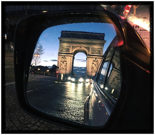 Photo vue rapprochée du reflet de l'arc de triomphe sur le miroir latéral