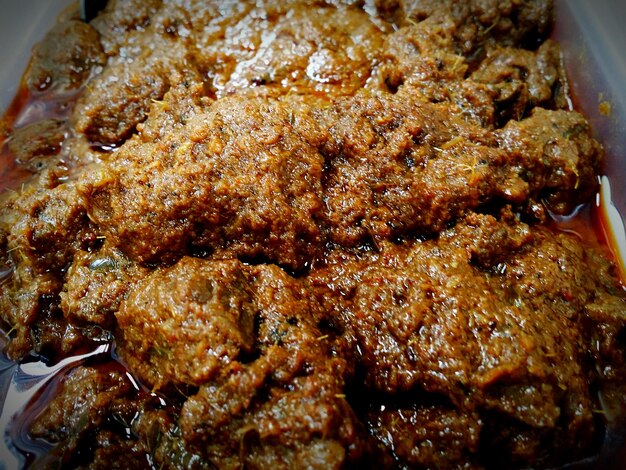 Photo vue rapprochée du rendang dans la plaque