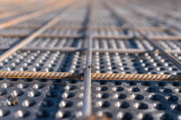 Vue rapprochée du renforcement de l'alignement géométrique du béton des barres d'armature sur le chantier de construction