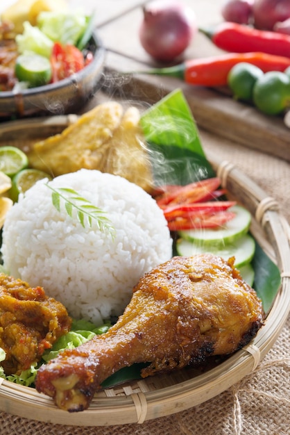 Photo vue rapprochée du repas servi dans l'assiette sur la table