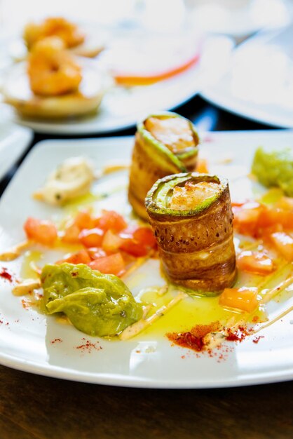 Vue rapprochée du repas servi dans l'assiette