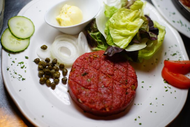 Photo vue rapprochée du repas servi dans l'assiette