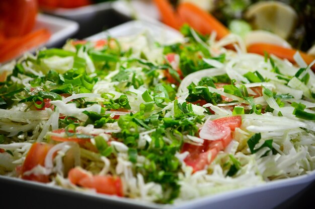 Photo vue rapprochée du repas servi dans l'assiette