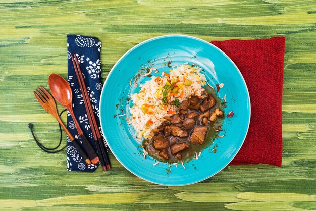 Photo vue rapprochée du repas servi dans l'assiette