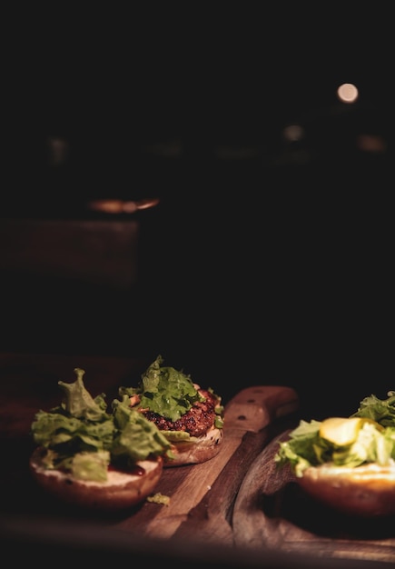 Photo vue rapprochée du repas servi sur table sur un fond noir