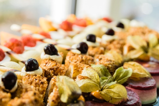 Photo vue rapprochée du repas servi sur la table