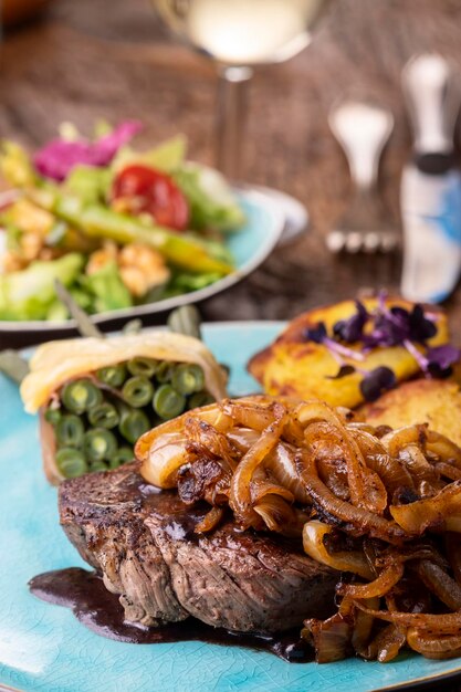 Photo vue rapprochée du repas servi sur la table