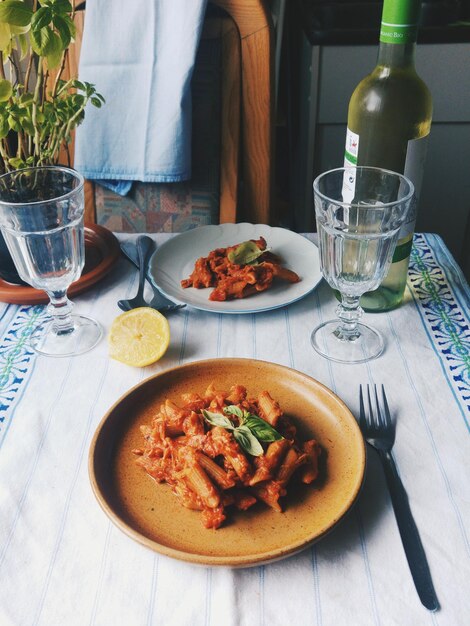 Photo vue rapprochée du repas servi sur la table