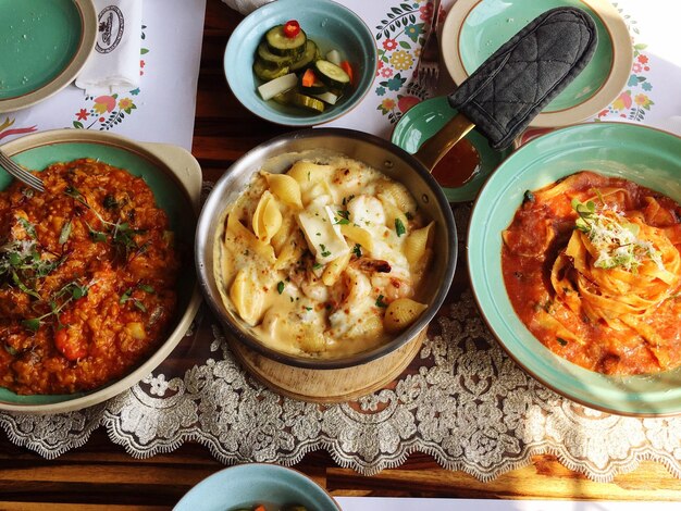 Photo vue rapprochée du repas servi sur la table