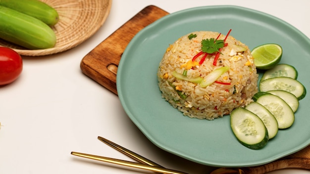 Vue rapprochée du riz frit thaïlandais fait maison