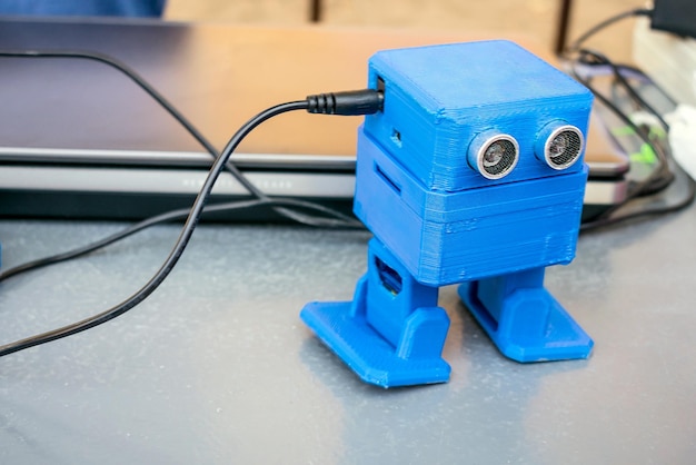 Vue rapprochée du robot sur la table