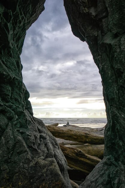 Vue rapprochée du rocher par la mer contre le ciel