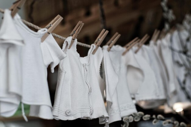 Vue rapprochée du séchage du linge sur la corde à linge à l'extérieur