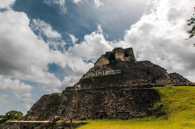 Photo vue rapprochée du site archéologique d'el castillo à xunantunich