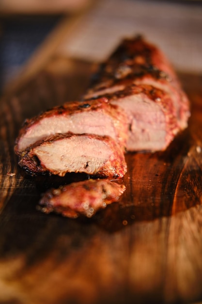 Vue rapprochée du steak de canard juteux et épicé grillé