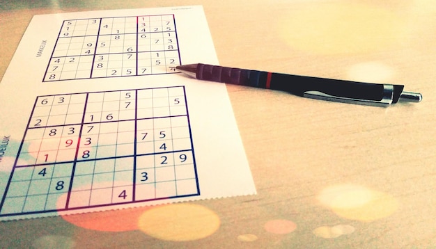 Photo vue rapprochée du stylo et du sudoku sur la table