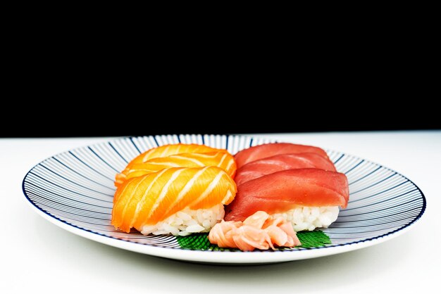 Photo vue rapprochée du sushi dans une assiette sur la table