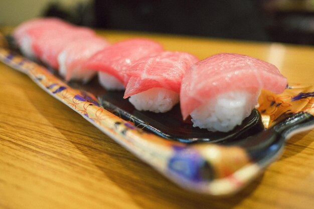 Photo vue rapprochée du sushi dans un plateau sur la table