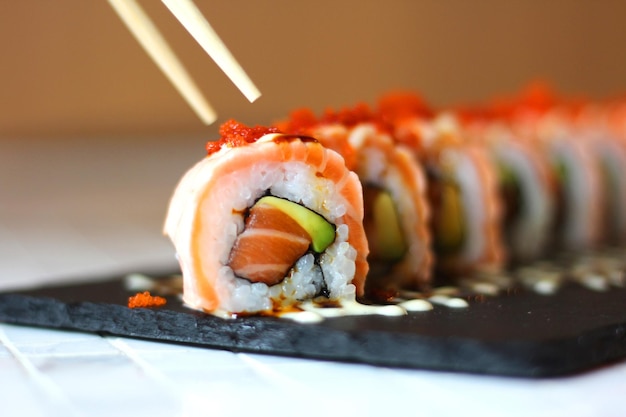 Vue rapprochée du sushi servi dans une assiette sur la table.
