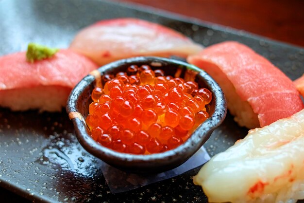 Vue rapprochée du sushi servi dans une assiette