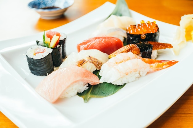 Vue rapprochée du sushi servi dans une assiette