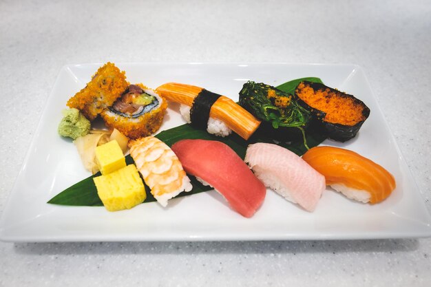 Photo vue rapprochée du sushi servi dans une assiette