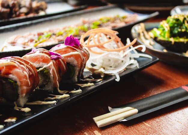 Photo vue rapprochée du sushi servi sur la table