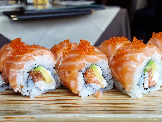 Vue rapprochée du sushi sur la table
