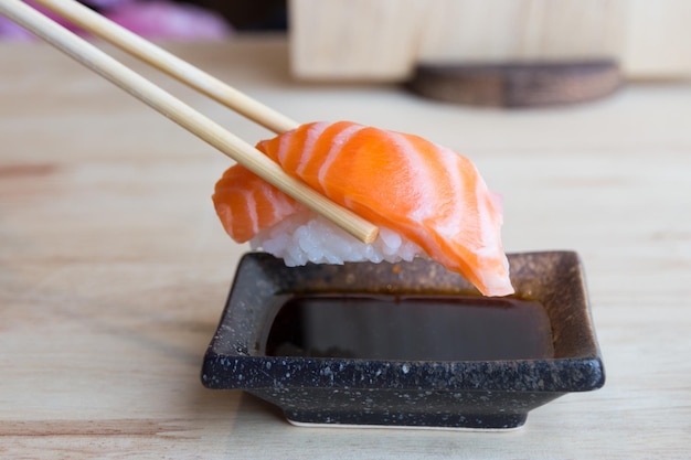 Vue rapprochée du sushi sur la table