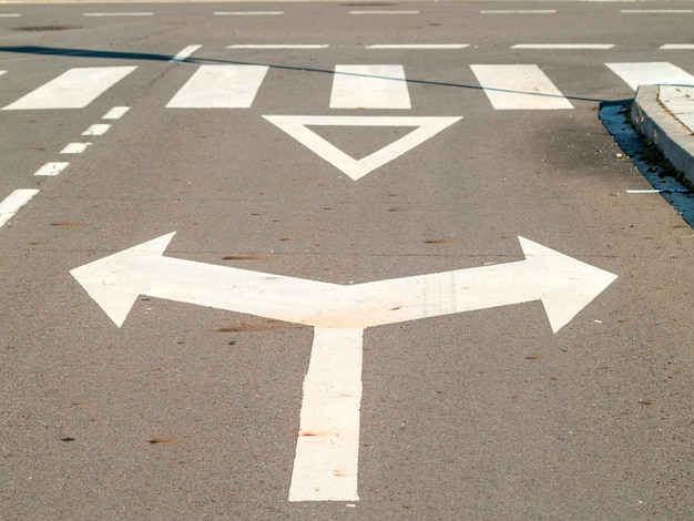 Photo vue rapprochée du symbole de la flèche sur la route