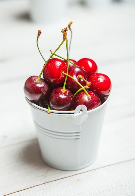 Vue rapprochée du tas de cerises mûres rouges