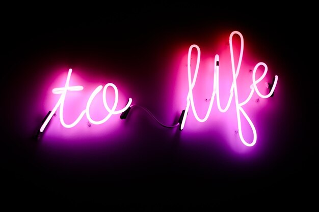 Vue rapprochée du texte illuminé sur le mur