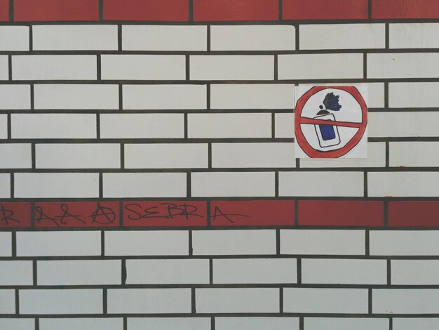 Photo vue rapprochée du texte sur le mur de briques