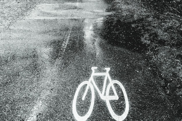 Photo vue rapprochée du texte sur la route