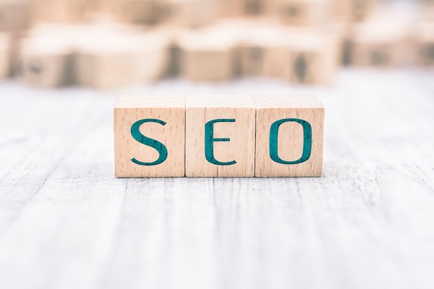 Vue rapprochée du texte SEO sur des blocs de bois