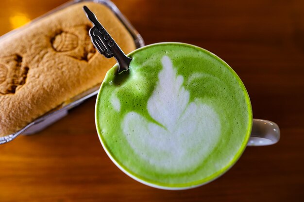 Vue rapprochée du thé vert matcha sur la table