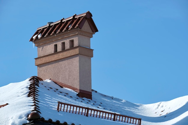 Vue rapprochée du toit de la maison couvert de neige en hiver froid Couverture en tuiles du bâtiment en hiver