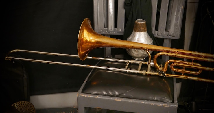 Photo vue rapprochée du trombone et du récipient sur la chaise à la maison