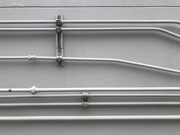 Vue rapprochée du tuyau sur la balustrade