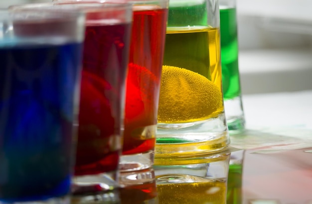Photo vue rapprochée du verre multicolore sur la table