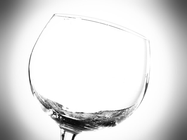 Photo vue rapprochée du verre à vin sur fond blanc