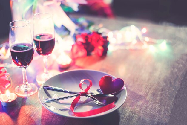 Vue rapprochée du verre à vin sur la table