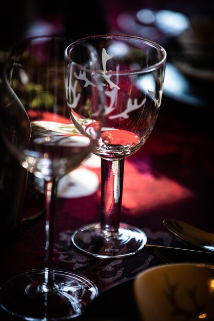 Photo vue rapprochée du verre à vin sur la table