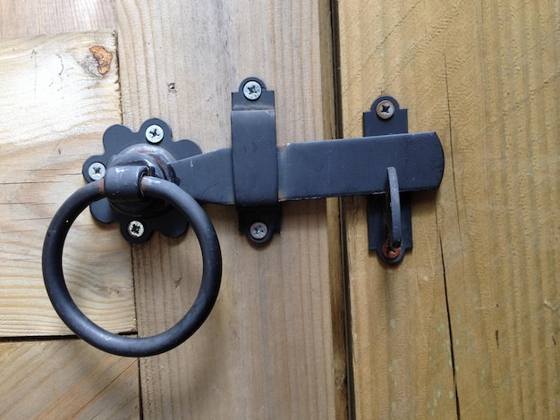 Vue rapprochée du verrou sur la porte en bois fermée