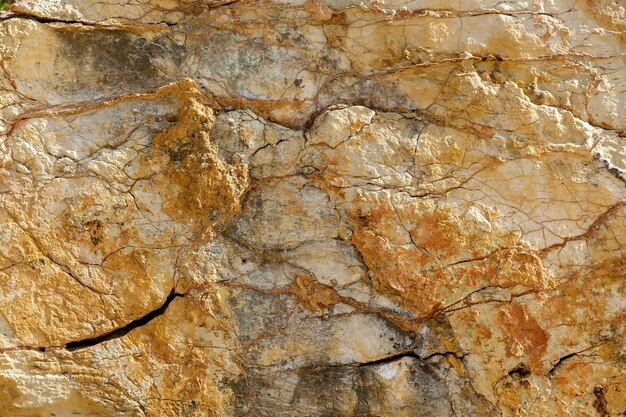 La vue rapprochée du vieux mur de pierre médiéval de couleur beige.